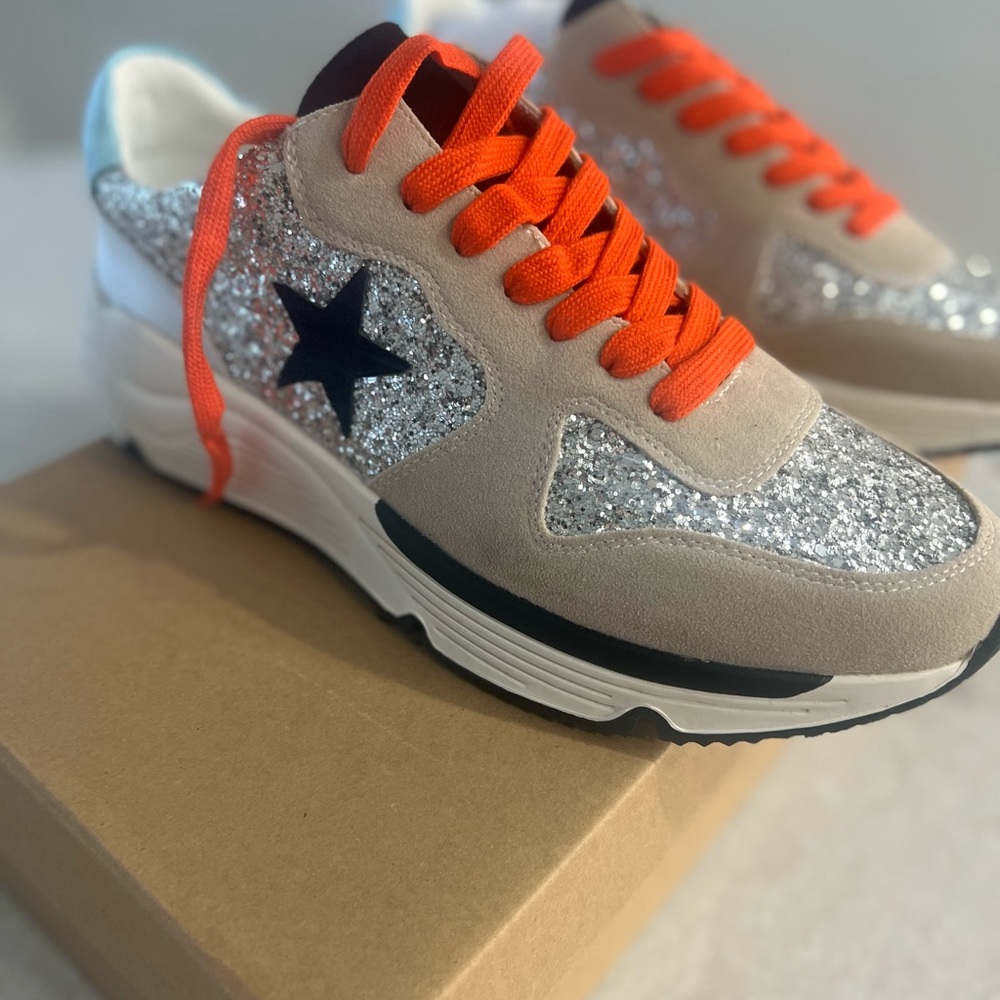 Tennis shoes
